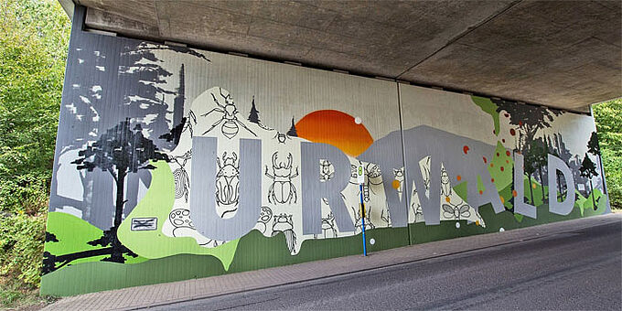 Brücke mit Graffiti